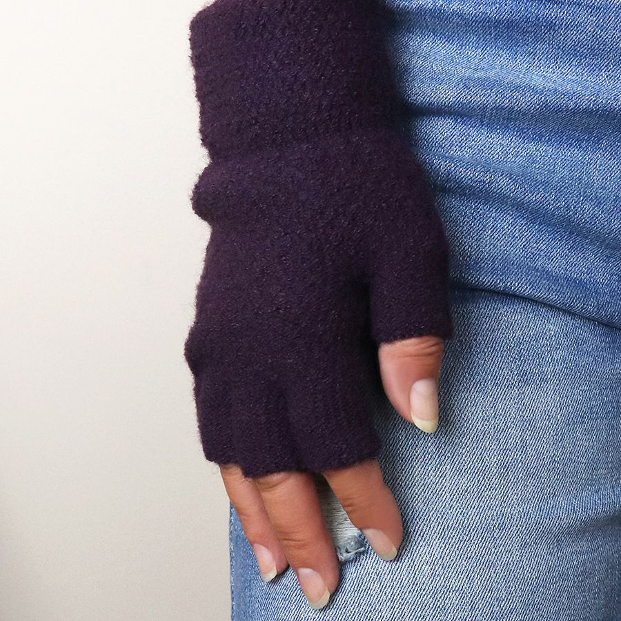 Aubergine fingerless gloves 90254