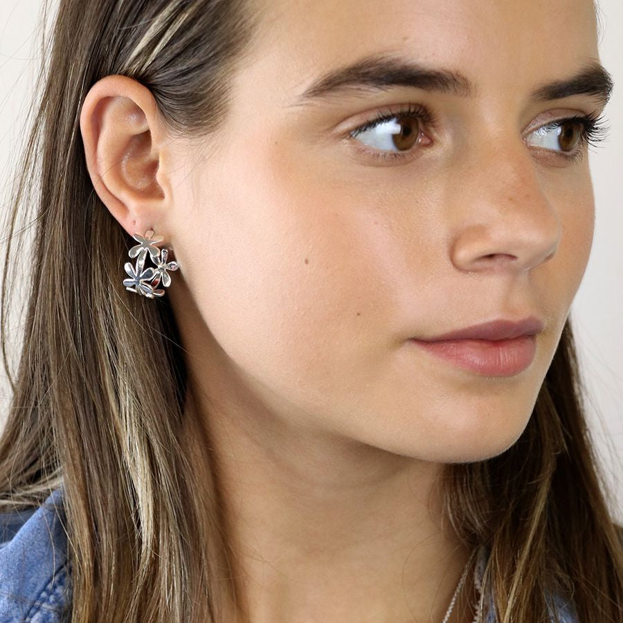 Silver plated simple daisy chain hoop earrings 4037